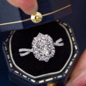 Luxury Oval Simulated Moissanite Ring – White Gold Plated Cluster Zircon Ring