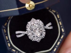 Luxury Oval Simulated Moissanite Ring – White Gold Plated Cluster Zircon Ring