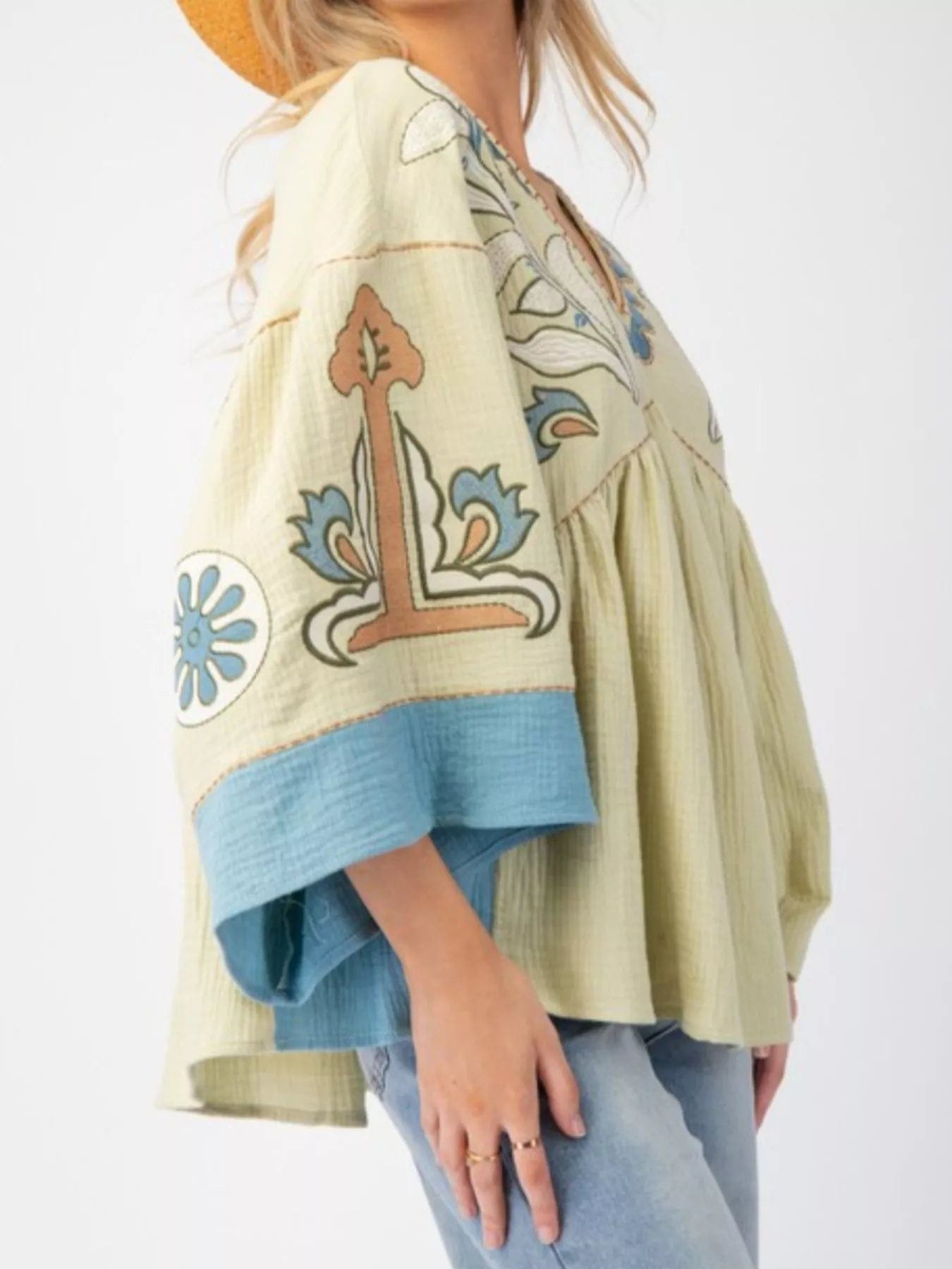 Printed V-Neck Top with Contrast Trim Details for Stylish Women - Image 5