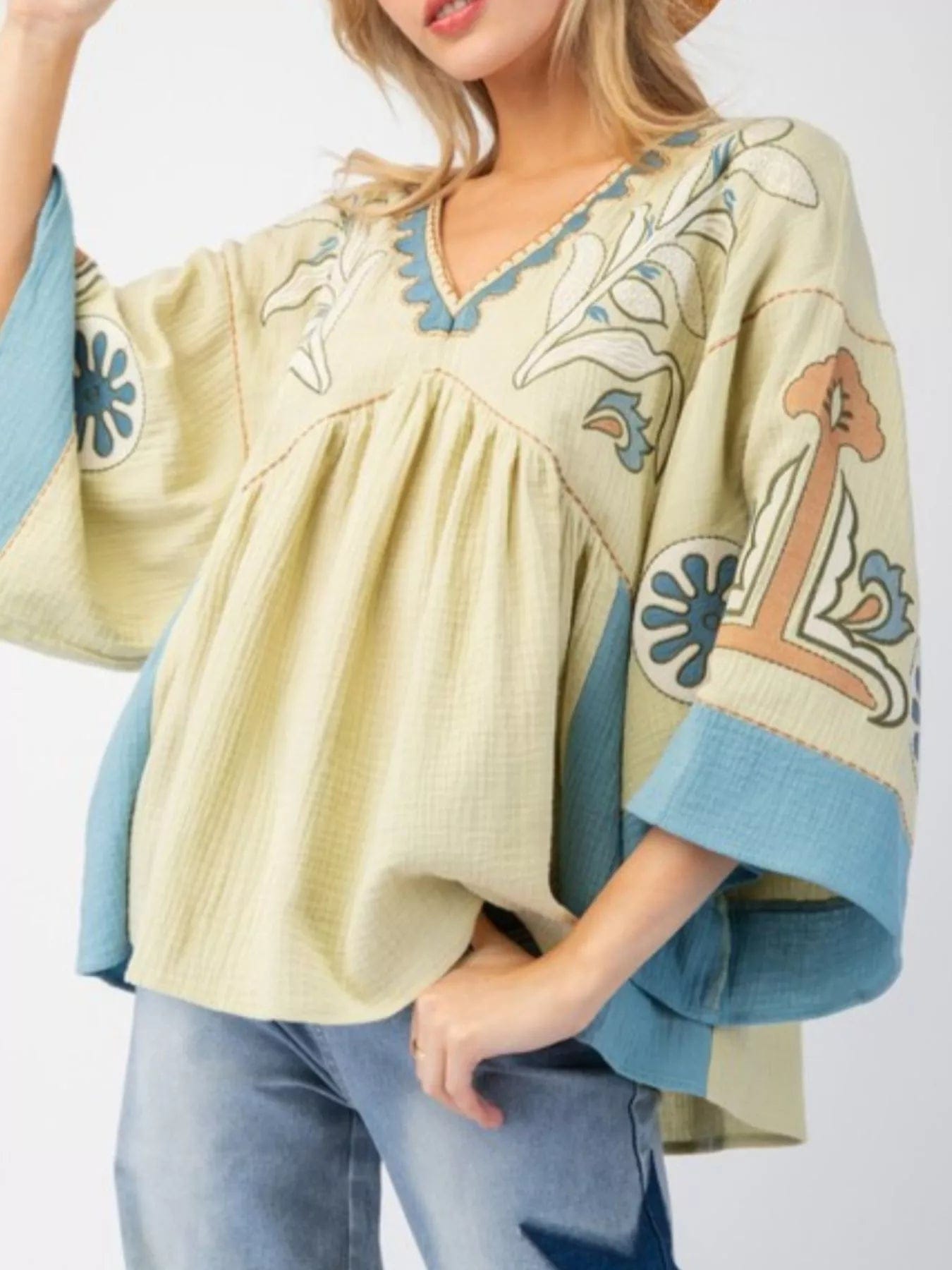 Printed V-Neck Top with Contrast Trim Details for Stylish Women - Image 4