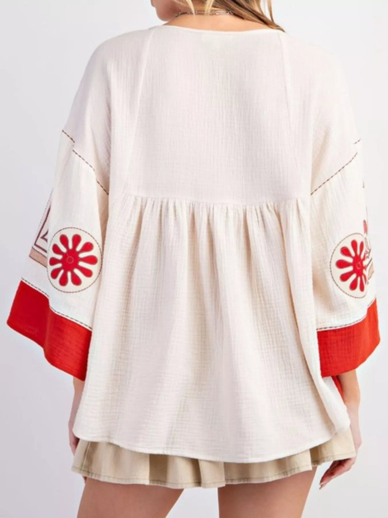 Printed V-Neck Top with Contrast Trim Details for Stylish Women - Image 3